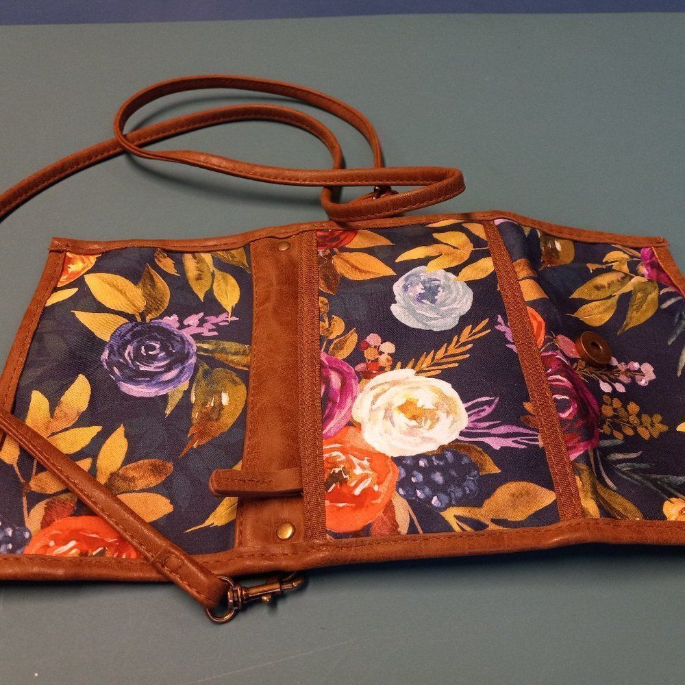 Donna Sharp Floral Crossbody/Wallet - Picture 9 of 11